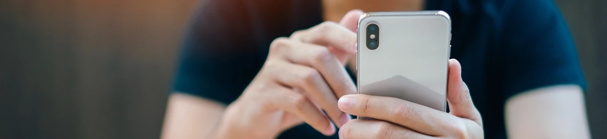 Nahaufnahme von Händen, die ein iPhone halten(© Adobe Stock - Travel man)
iPhone zurücksetzen – einfache Anleitung